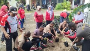 Pemdes Jarakan Tulungagung Libatkan Polisi Muda asal Papua untuk Sukseskan Program Pekarangan Pangan Bergizi (P2B)