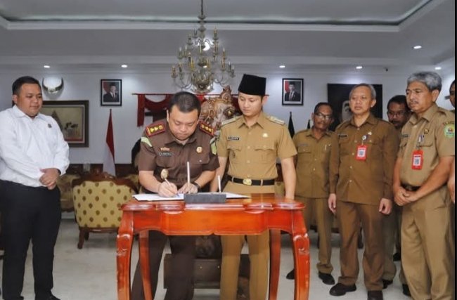 Bupati Arifin dan Kajari Trenggalek Tandatangani MoU Penanganan Hukum Perdata dan Tata Usaha Negara