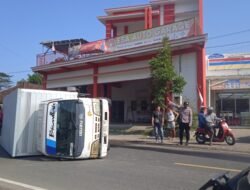 Truk Box Bermuatan Minyak Terguling di Depan Indomaret Kedung Lurah, Sopir Dilarikan ke Puskesmas