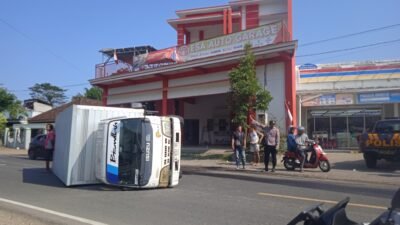 Truk Box Bermuatan Minyak Terguling di Depan Indomaret Kedung Lurah, Sopir Dilarikan ke Puskesmas