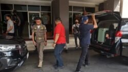 KPK Bawa Tiga Koper dari Penggeledahan di Kantor Pemkab Tulungagung