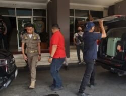 KPK Bawa Tiga Koper dari Penggeledahan di Kantor Pemkab Tulungagung