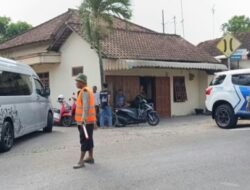 Polisi Tilang Truk Bandel yang Nekat Lewat Jalur Alternatif Tulungagung–Trenggalek