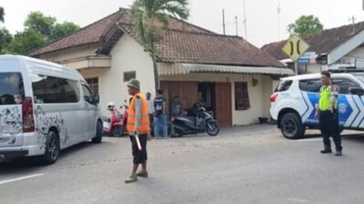 Polisi Tilang Truk Bandel yang Nekat Lewat Jalur Alternatif Tulungagung–Trenggalek